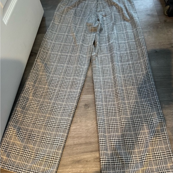 Max Studio houndstooth Wide-Leg Trousers in Black & White. Elastic waist. - Picture 7 of 11